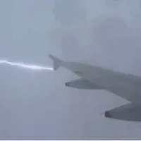VIDEO Momentul în care un fulger lovește aripa unui avion în zbor. „A fost șocant” Foto: captura video ieferida