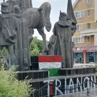 Steag maghiar, desenat pe statuia lui Mihai Viteazul din Sfântu Gheorghe Foto: tansindex.ro