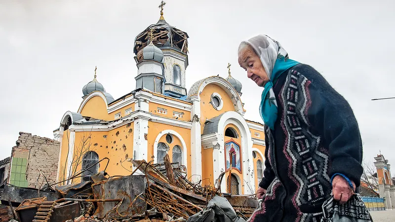 SACRILEGIU O femeie trece pe lângă o biserică avariată de bombardamentele rusești în zona Malin Jitomir din Ucraina, în aprilie