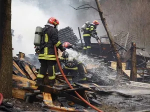 Incendiu puternic la o hală din Tălmaciu. Au ars aproximativ 30 de tone de rumeguș și 100 de paleți - FOTO: ISU Sibiu(imagine cu rol ilustrativ)