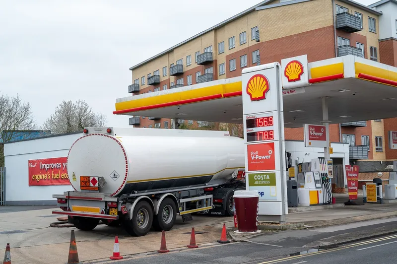 Livrare de benzină la o benzinărie Shell din Slough, Berkshire, Anglia - Foto: Profimedia Images