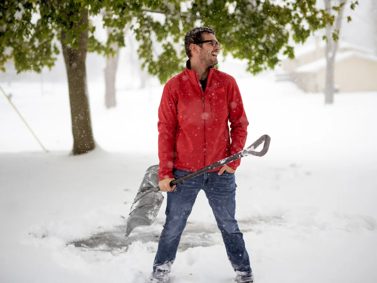 Ce se întâmplă dacă dai zăpadă in curtea vecinului? Riști amendă sau rămâne buna înțelegere?