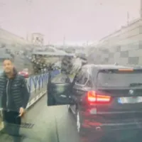 Șoferul unui SUV BMW taie fața agresiv, oprește și sare la bătaie. Ce sancțiune merita? - Foto: captură video