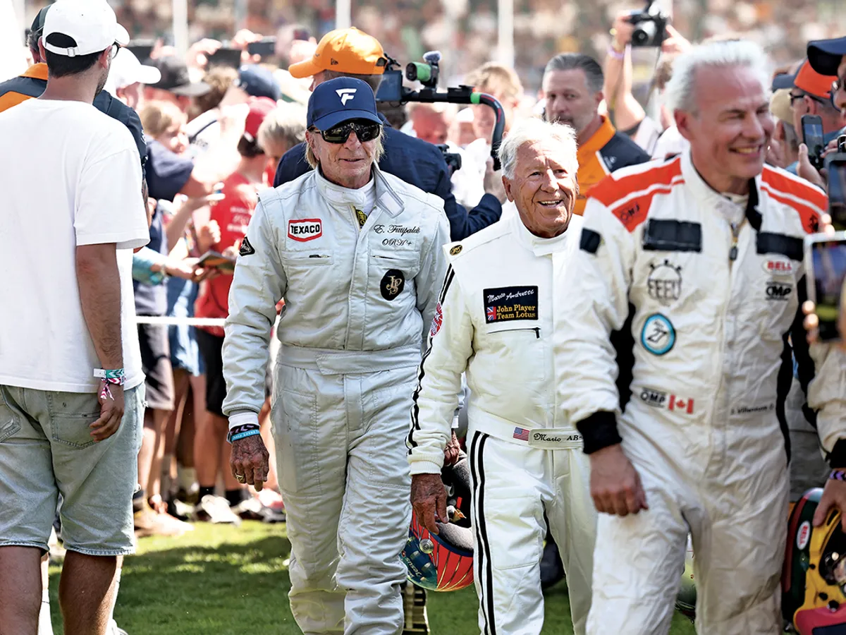 Andretti la volanul celebrului Lotus 79 negru-auriu cu care a câștigat titlul de campion de Formula 1 în 1978. Legenda americană a curselor, în vârstă de 85 de ani, a participat la cursa de costă de 1,16 mile de la Goodwood cu acest vehicul