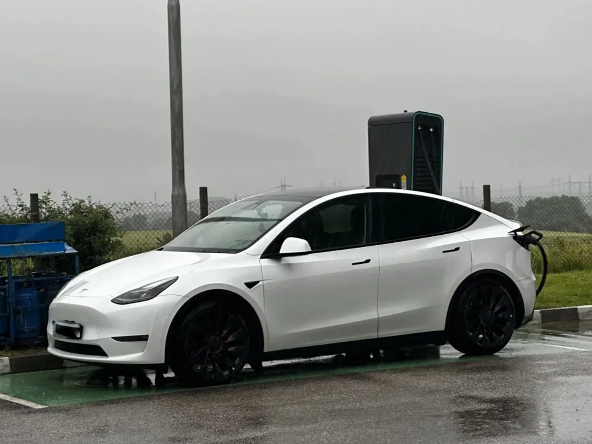 Un român a făcut Lefkada – Brașov în 2 zile. A încărcat Tesla Model Y de 5 ori. Cost: 600 lei - Foto: electromobilitate.com