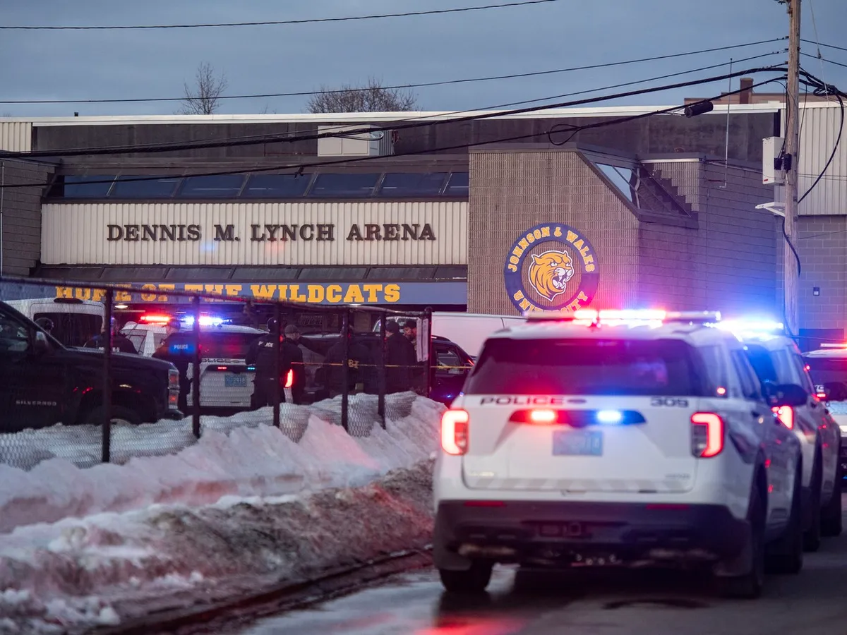 VIDEO Atac armat la un meci de hochei din Rhode Island. Două persoane, ucise. Atacatorul s-a sinucis