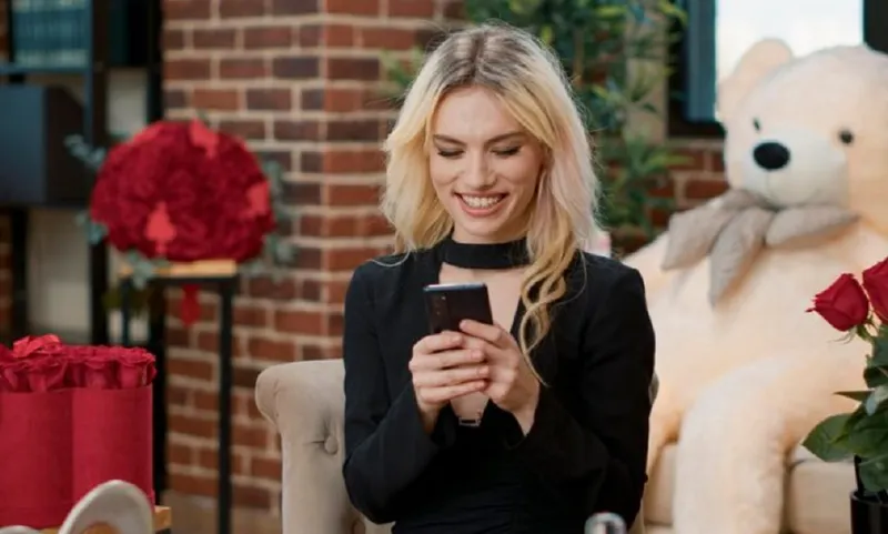 Femeie cu telefonul &icirc;n m&acirc;nă - Foto: Freepik