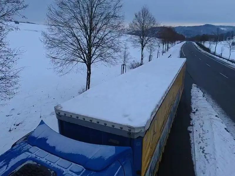 Poliția are drone pentru a vedea TIR-urile și autocarele cu gheață pe acoperiș. Cât e amenda - Foto: presseportal.de