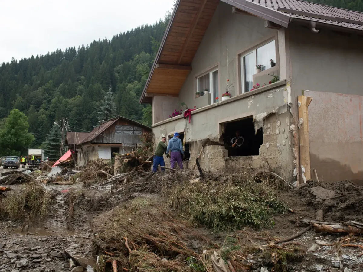4 din 10 români se tem că locuinţa lor ar putea fi afectată de furtuni - FOTO: Inquam Photos / Saul Pop