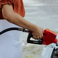 Benzina s-a scumpit cu 10% pentru Guvernul a mărit acciza - Foto: Pexels/cottonbro studio