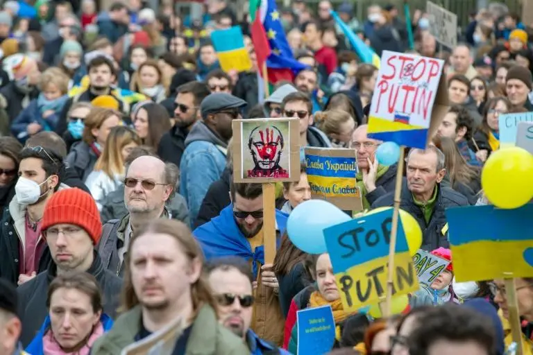 Circa 5.000 de ruși aflați departe de Putin, la Praga, au protestat împotriva războiului din Ucraina. / Foto: uk.news.yahoo.com