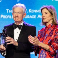 Jerome Powell primind premiul John F. Kennedy pentru curaj de la Caroline Kennedy, scriitoare, avocată şi diplomată, singurul copil în viaţă al lui JFK - Foto: Profimedia Images
