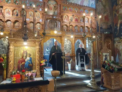 Părinții Michael Tița și Valentin Fotescu la Biserica Sf. Parascheva din Sectorul 1 Foto: NWR