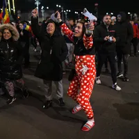 Mii români au ieșit în stradă, în noaptea de duminică spre luni, în București și mai multe orașe, fără a respecta nicio regulă, pentru a-și manifesta nemulțumirile față de noile restricții. / Foto: Inquam Photos / Octav Ganea