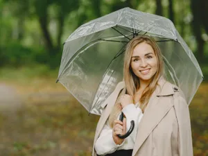 În calendar, e aproape vară. În realitate avem ninsori și temperaturi scăzute. Când vine vara? Foto: Freepik (fotografie cu caracter ilustrativ)