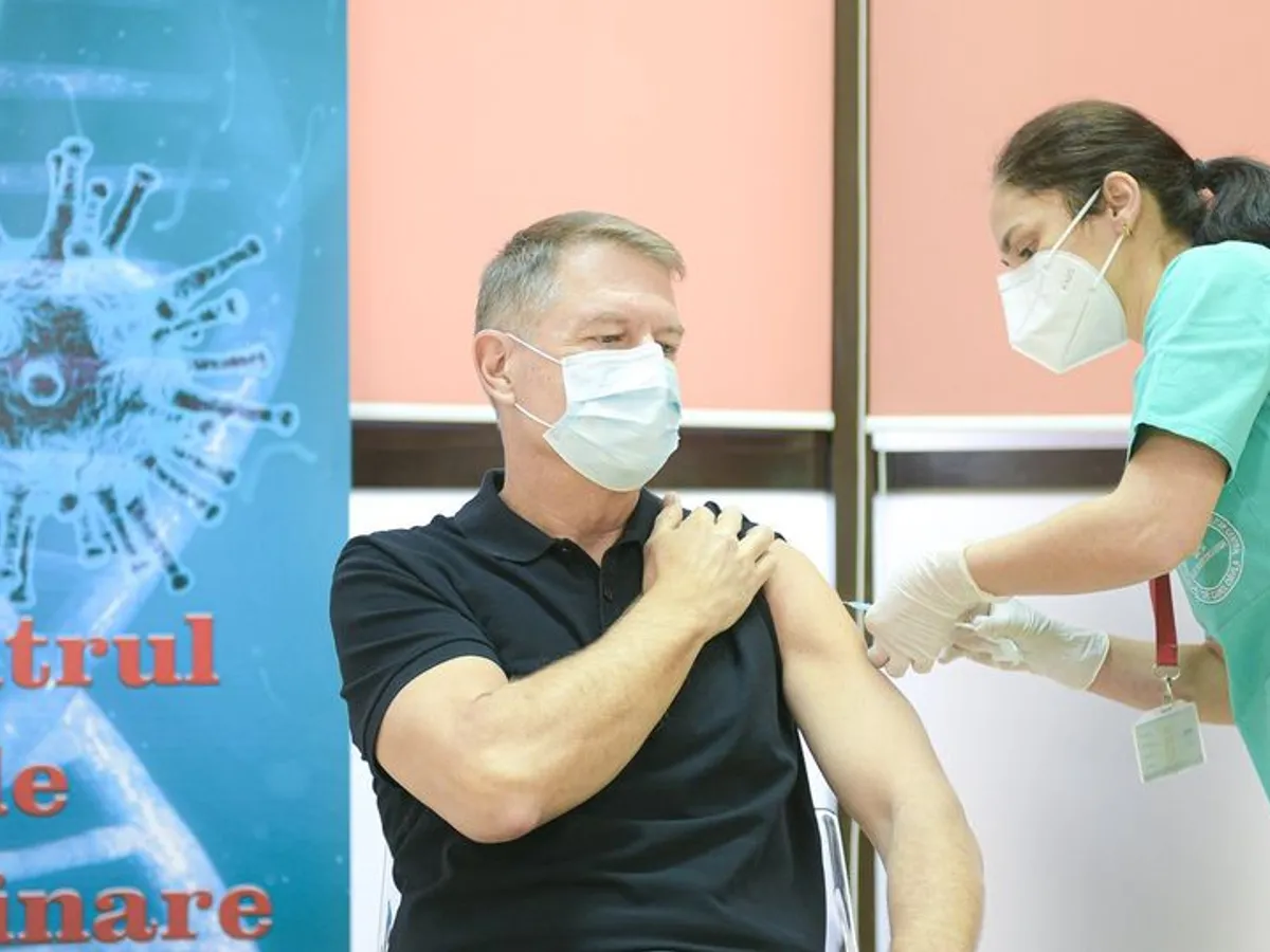 Brațele lui Klaus Iohannis arată ca și cum ar fi lucrate serios la sală Foto: captură video presindency.ro