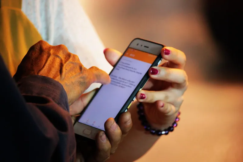 Persoane care stau pe telefon - Foto: Freepik (rol ilustrativ)