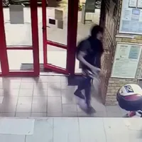 Un bărbat a vrut să fure un seif din Poștă dar s-a mulțumit cu o geantă cu scrisori. A fost reținut - Foto: captură camere supraveghere