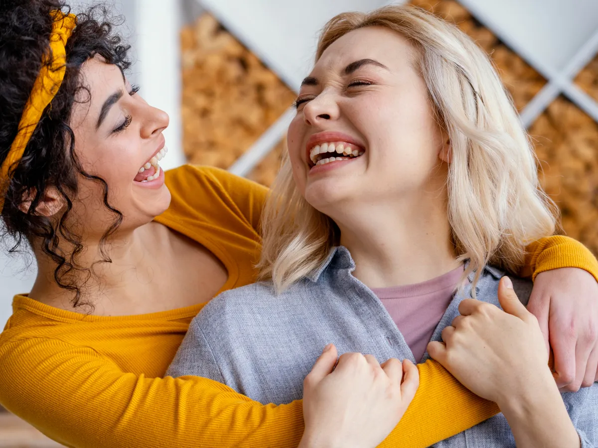 Prieteni care râd - Foto: Freepik (Imagine cu rol ilustrativ)