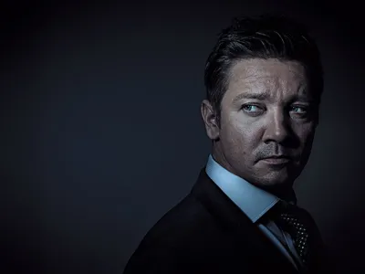 OMUL DIN MIJLOC Jeremy Renner joacă rolul unui agent de influență într-un oraș în prăbușire, care se confruntă cu o
mulțime de
alegeri dificile