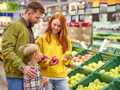 Oameni la supermarket - Foto: Freepik