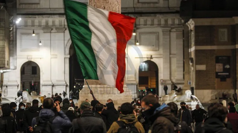 10.000 de persoane au participat sâmbătă, la Roma, la un protest împotriva certificatului verde Foto Riccardo De Luca