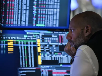 Un trader de la New York Stock Exchage urmăreşte cu îngrijorare evoluţiile pieţei - Foto: Profimedia Images