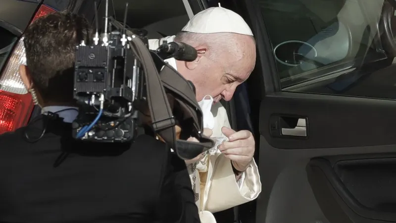 Papa Francisc cu mască, surprins de fotojurnaliștii AP. Imagine publicată pe blogul AP - apnews.com