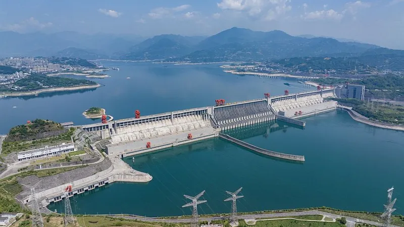 China. Vedere aeriană a barajului Trei Defileee, din orașul Yichang, provincia Hubei - Foto: Profimedia Images