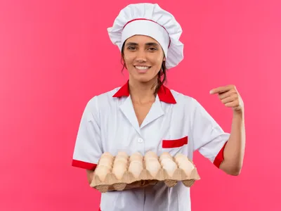 Femeie care ține în mână un cofrag de ouă - Foto: Freepik (Imagine cu rol ilustrativ)