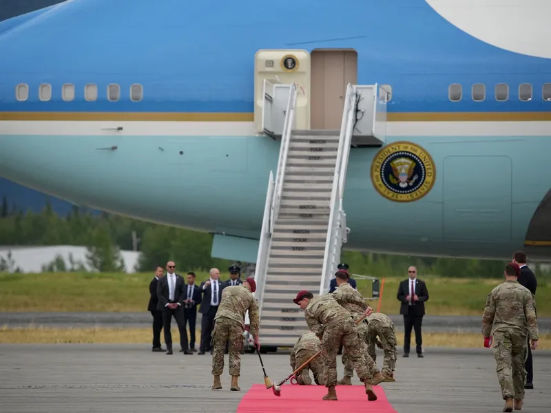 Militarii de la baza din Anchorage curăță covorul roșu pe care va coborî Trump din avion - Foto: Profimedia Images (imagine cu rol ilustrativ)