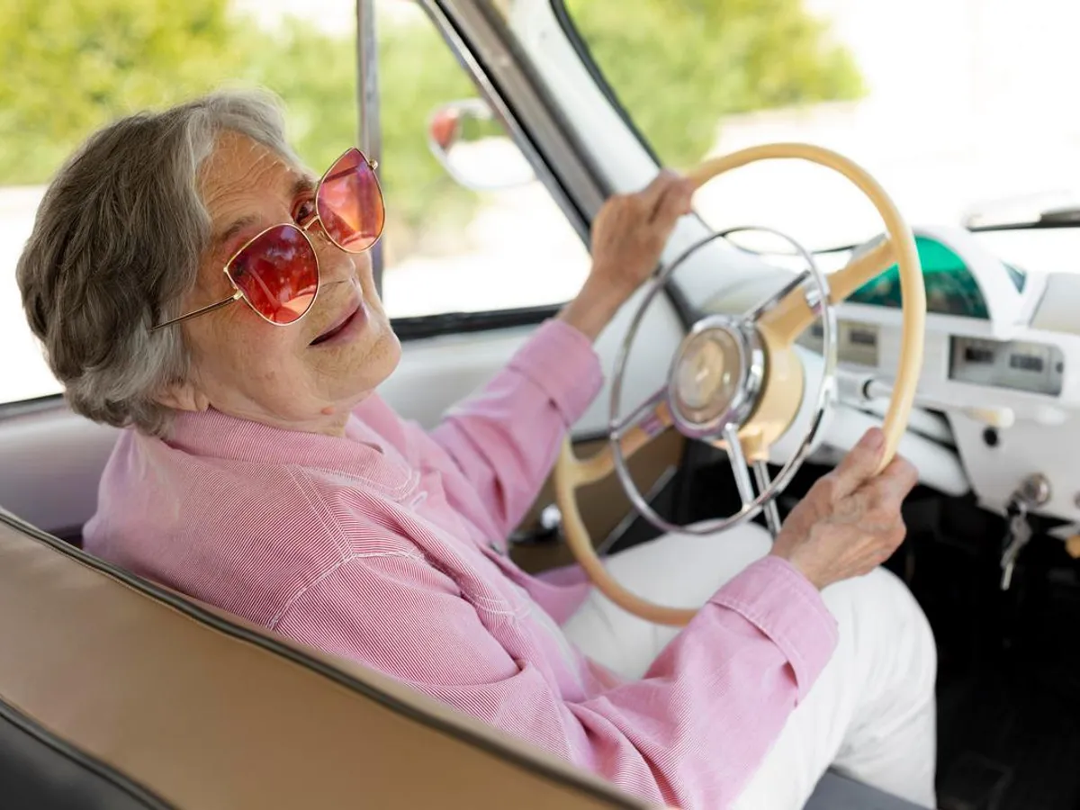 Veste proastă, pentru pensionari! Permisul de șofer nu este pe viață. Teste grele după 65 ani - Foto: Freepik (Imagine cu rol ilustrativ)