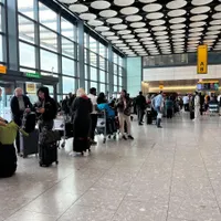 Aeroportul Heathrow plin de persoane care aşteaptă, din cauza zborurilor amânate sau anulate, în septembrie 2025 - Foto: Profimedia Images (Imagine cu caracter ilustrativ)