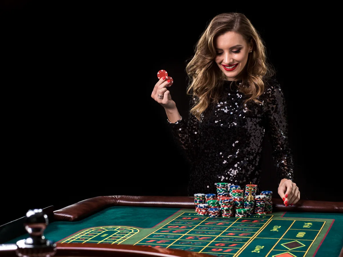 Femeie bucurându-se de chipsurile adunate în casino - Foto: Magnific.com/YuliiaKa