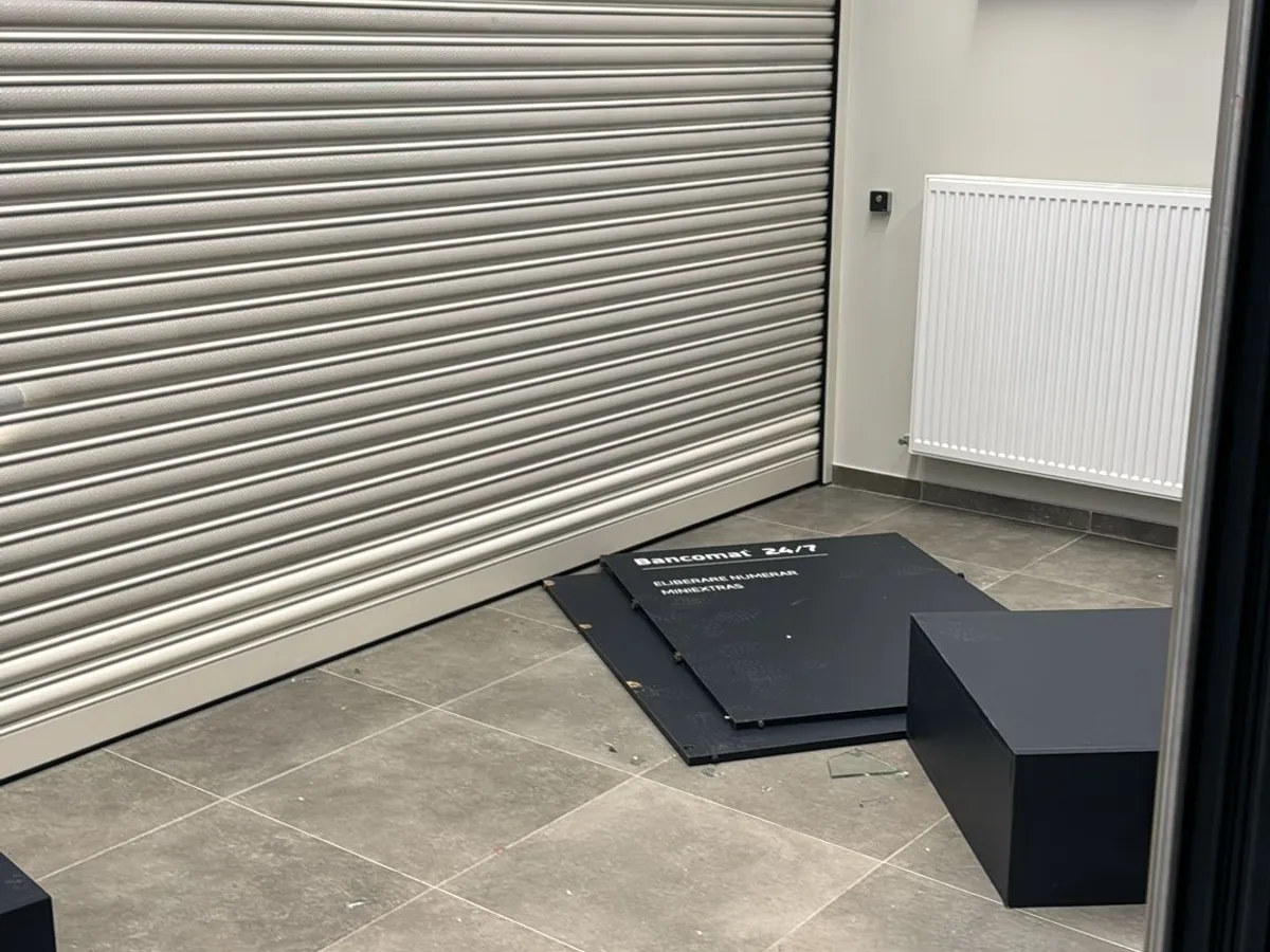 O bancă din București, vandalizată de un cetățean grec. S-a enervat și a început să spargă lucruri - Foto: amator