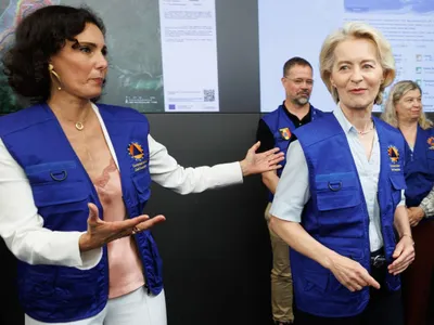 Hadja Lahbib, comisarul european pentru egalitate, pregătire şi gestionarea crizei, împreună cu Ursula von der Leyen - Foto: Profimedia Images