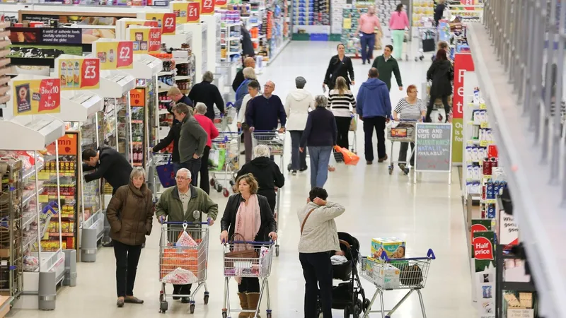 Plafonarea adaosurilor comerciale la alimentele de bază, prelungită. Ciolacu: „S-a temperat specula” - Foto: Profimedia Images/ Imagine cu caracter ilustrativ