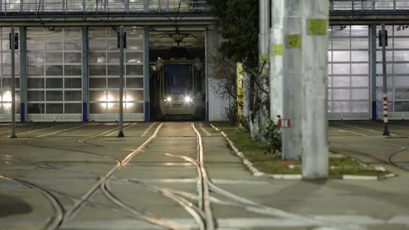A 3-a zi de grevă la STB, deși a fost declarată ilegală. Doar 3 tramvaie și 10 autobuze, pe trasee. / Foto: antena3.ro