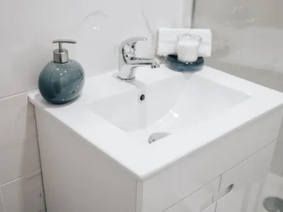 Dulap de baie alb cu chiuvetă integrată, soluție practică pentru ordine și spațiu într-o baie modernă - Foto: pexels.com