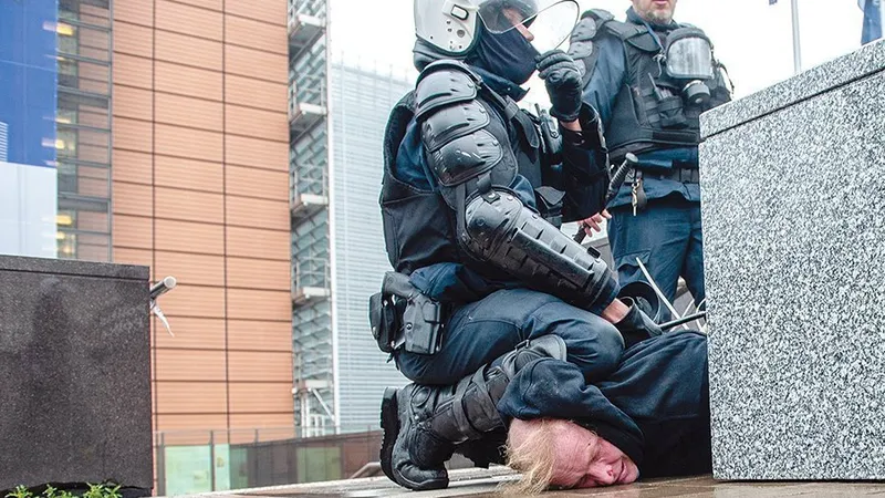 La Bruxelles, protestele față de adoptarea Pactului pentru Migrație au degenerat în violențe