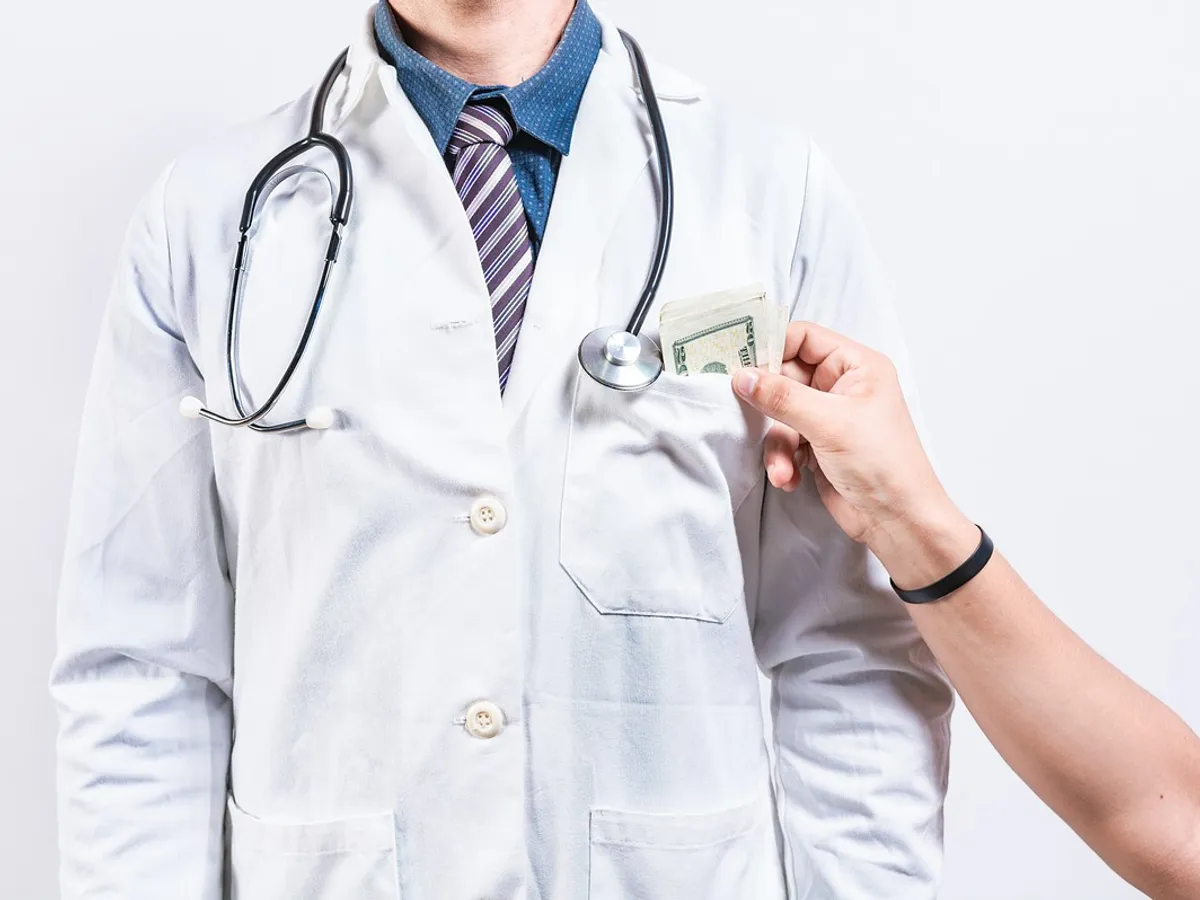Un șef de secție de la un spital din Sibiu lua mită mâncare sau bani ca să facă acte medicale false - Foto: Profimedia Images/ Imagine cu caracter ilustrativ