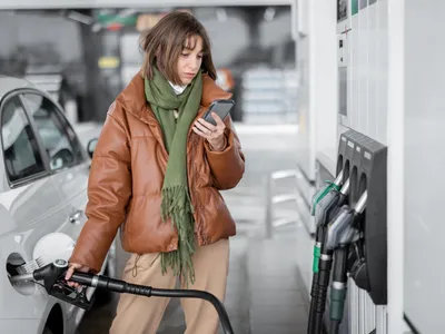 Femeie la benzinărie - Foto: Freepik