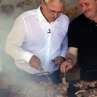 Liviu Dragnea, pregătind friptura în cămașă albă și cu lavaliera de la microfon deja montată Foto: Facebook