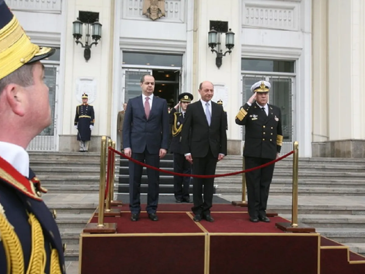 Generali conduși de Mihai Stănișoară sunt acuzați că l-au ajutat pe Traian Băsescu să fie reales președinte - Foto: MApN