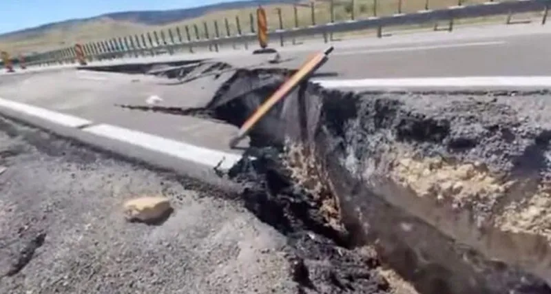 A10 Sebeș-Turda, &bdquo;Autostrada Meșterului Manole&rdquo;. Se surpă continuu. A apărut un crater ad&acirc;nc de un metru - Foto: inturda.ro