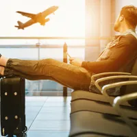 Un pasager a fost reținut după ce s-a urcat în avion și a întârziat zborul cu 4 ore. Ce a făcut? - Foto: B365 / imagine rol ilustrativ
