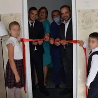 Mai multe oficialități au participat la tăierea unei panglici roșii la inaugurarea unei toalete într-o școală din R. Moldova Foto: agora.md
