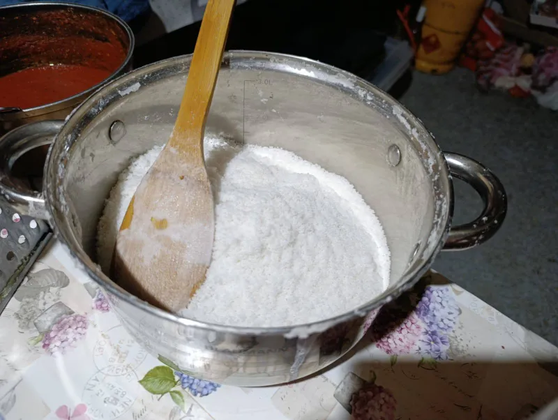 Sare evaporată  pe sobă - Foto: FB