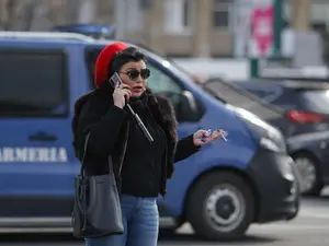 Adriana Bahmuțeanu, cântăreață la nunți, candidat la Primărie, cu ochelari de 2.240 lei, a protestat anti-mască alături de Șoșoacă Foto: INQUAM Photos/Octav Ganea