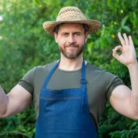 Grădinar cu un ardei gras - Foto: Freepik (Imagine cu rol ilustrativ)